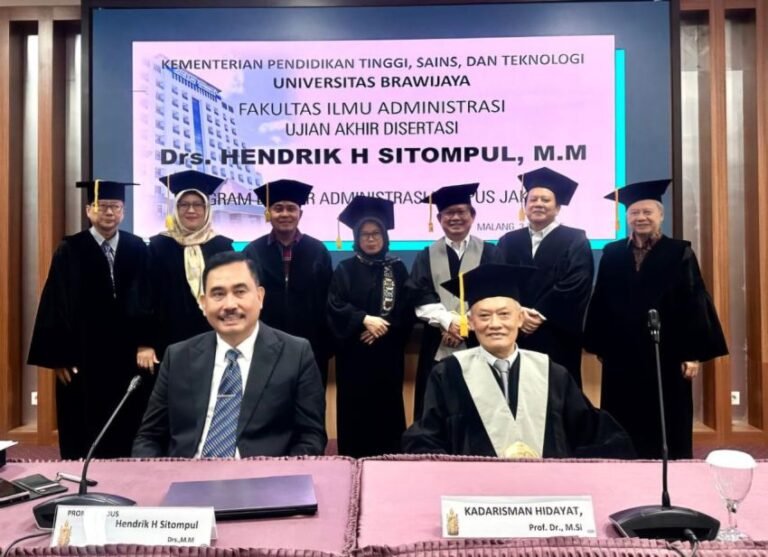 _411_Hendrik-Halomoan-Sitompul-Resmi-Sandang-Gelar-Doktor