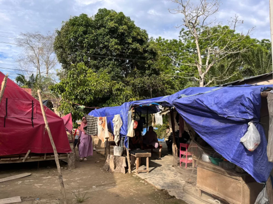 Lebaran di Tenda: Kisah Para Ibu Korban Banjir Bandang yang Berjuang Belikan Baju Anak di Tengah Sisa Bencana