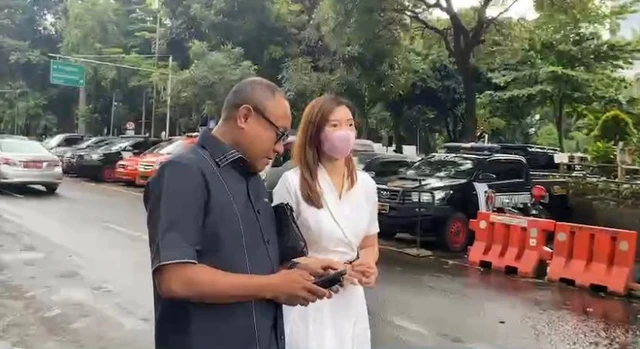 Istri dokter Richard Lee Diperiksa 7 Jam di Polda Metro, Bungkam Keluar dari Gedung Ditreskrimsus