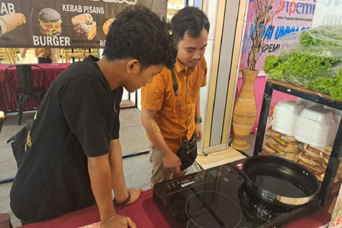 Pelaku UKM: Kompor Listrik Lebih Hemat dari Gas di Tengah Lonjakan Harga Energi