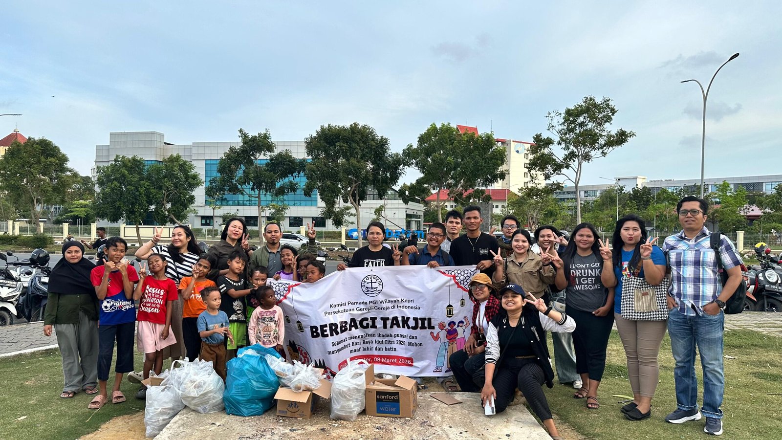 Pemuda Gereja untuk Ramadan: Ratusan Takjil Dibagikan di Simpang Habibie Batam