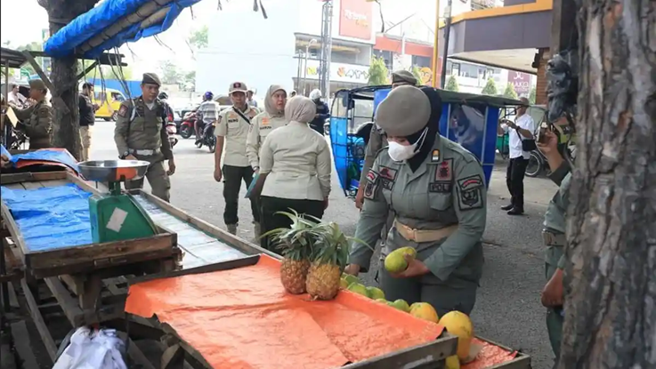 PKL Jalan Olahraga Binjai Ditertibkan Satpol PP, Lapak Semi-Permanen Dibongkar