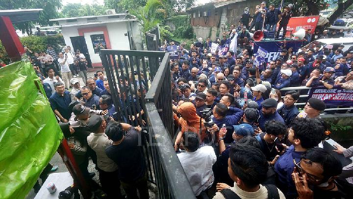 Surya Paloh Digambarkan Tanpa Sepatu di Sampul Majalah Tempo, Ratusan Kader NasDem Geruduk Kantor Tempo