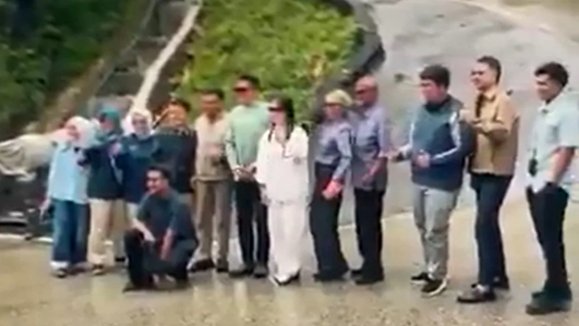 Truk Terpaksa Berhenti Mendadak di Tanjakan Sitinjau Lauik gara-gara Rombongan Arteria Dahlan Turun Berfoto