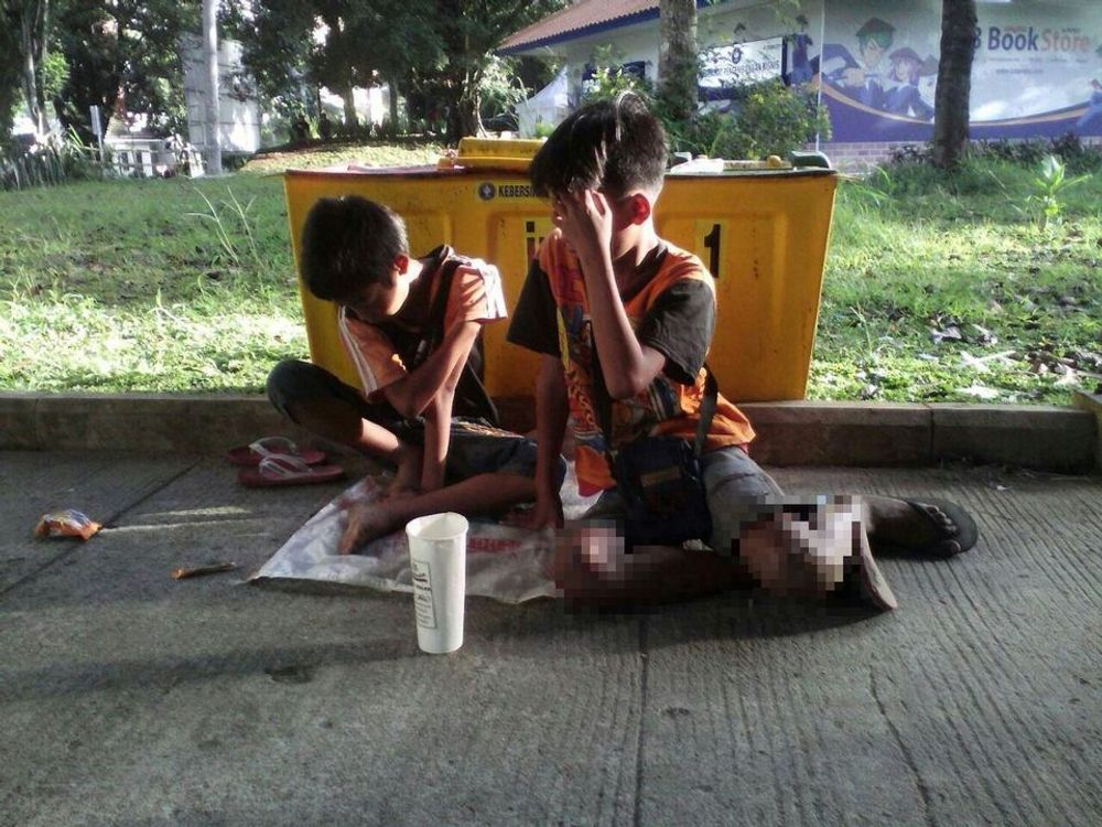 Jalan Rusak, Ambulans Tak Bisa Masuk, Lansia 60 Tahun di Sukabumi Ditandu Sarung Sejauh 1 Km