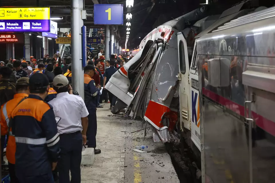 Aksi Pria Kembalikan Ponsel Korban Kecelakaan Tabrakan Kereta Bekasi Dipuji Warganet