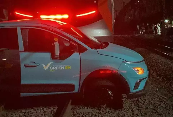 Polisi Periksa Sopir Taksi Green SM dalam Penyelidikan Kecelakaan Tabrakan Kereta di Bekasi Timur
