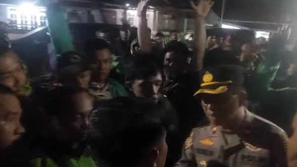 Motor Ditarik Paksa, Ratusan Ojol Kepung Kantor Penagih Utang PT Cakrabirawa di Medan Sunggal