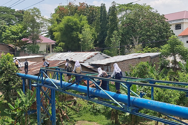 Miris! Siswa di Medan Bertaruh Nyawa Lewati Pipa di Atas Sungai Deli demi ke Sekolah, Wali Kota Rico Waas Mengaku Dulu Juga Lewat Situ