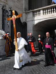 Paus Leo XIV Pikul Salib di Seluruh 14 Pemberhentian Jalan Salib Koloseum Roma, Pertama Kali dalam Enam Dekade