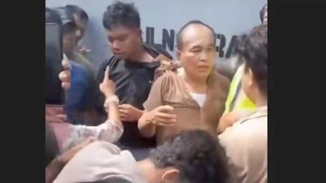 Istri Serda Marinir Terseret ke Aspal di Jalan Sisingamangaraja, Dua Penagih Utang Babak Belur Dihajar Massa