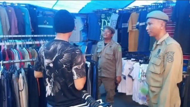 Satpol PP Tertibkan PKL Trotoar Depan Carrefour Gatot Subroto Medan
