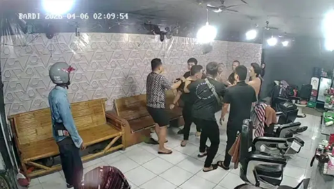 Empat Orang Mengaku Polisi Todongkan Pistol ke Karyawan Pangkas di Glugur Darat, Korban Lapor ke Mapolda Sumut