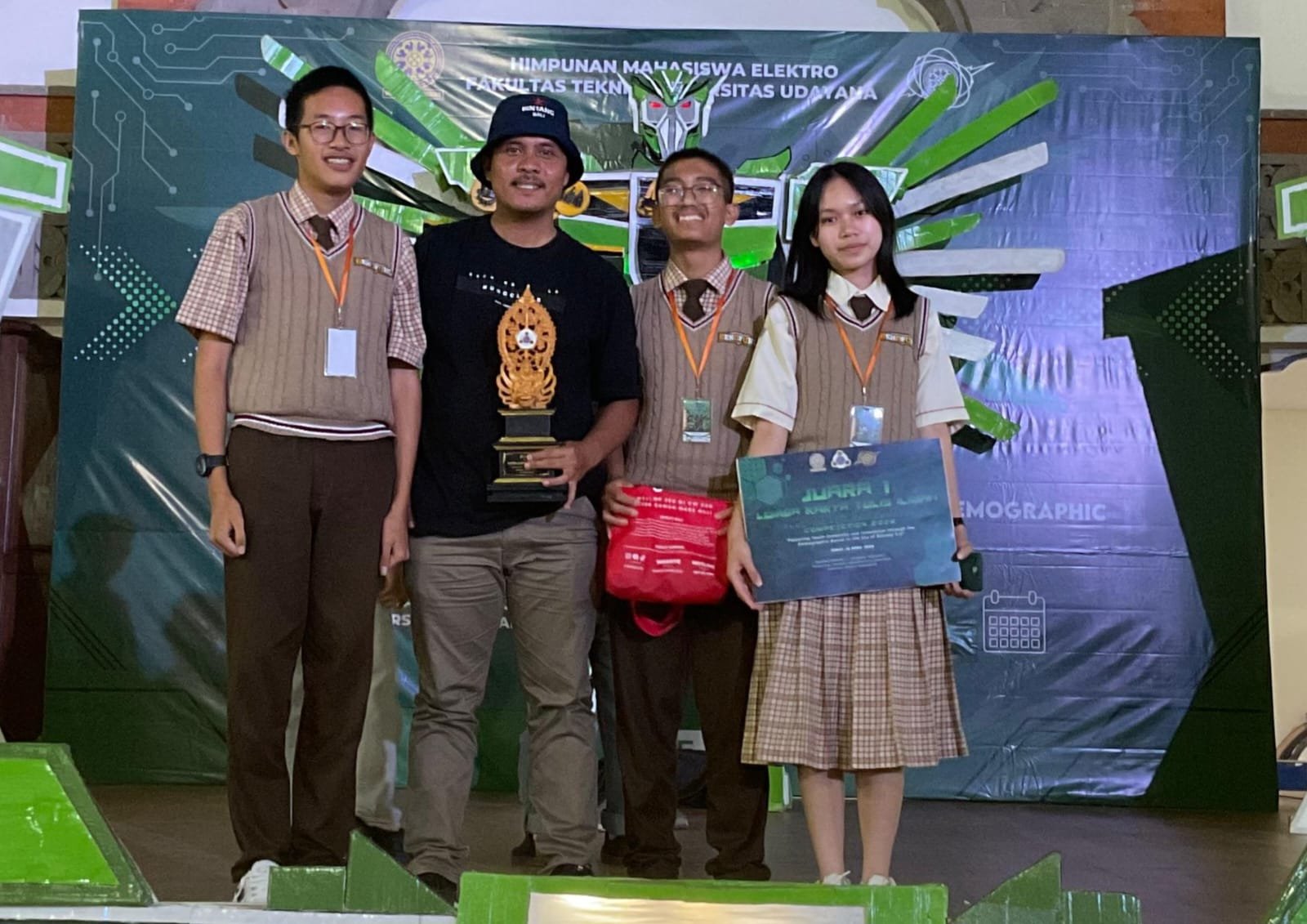 SMA Negeri 1 Sidikalang Raih Juara 1 ELCCO Nasional di Universitas Udayana