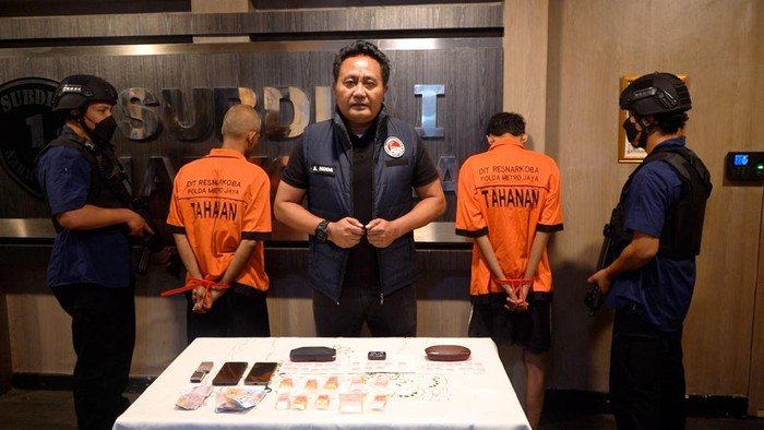 polda-metro-jaya-menangkap-dua-pria-berinisial-berinisial-a-32-dan-s-49-yang-diduga-sebagai-pengedar-narkoba-di-wilayah-kebon--1783649765246_169