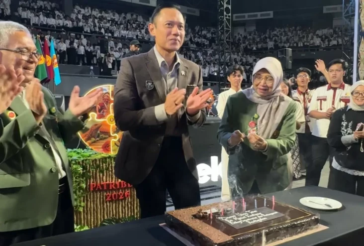 momen-menko-ahy-dapat-kejutan-ultah-ke48-di-depan-5000-maba-upn-veteran-jakarta-wgn